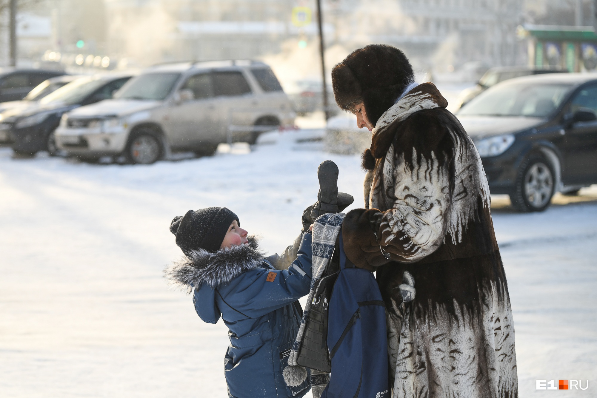 Екатеринбургские родители в чатах разругались из-за того, надо ли вести детей в школу в мороз