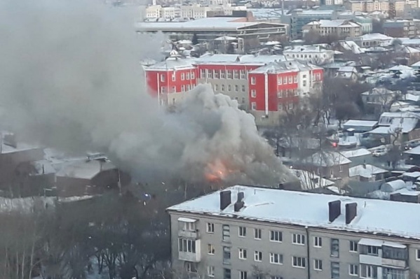 Дым был виден издалека по всей округе Дым был виден издалека по всей округе