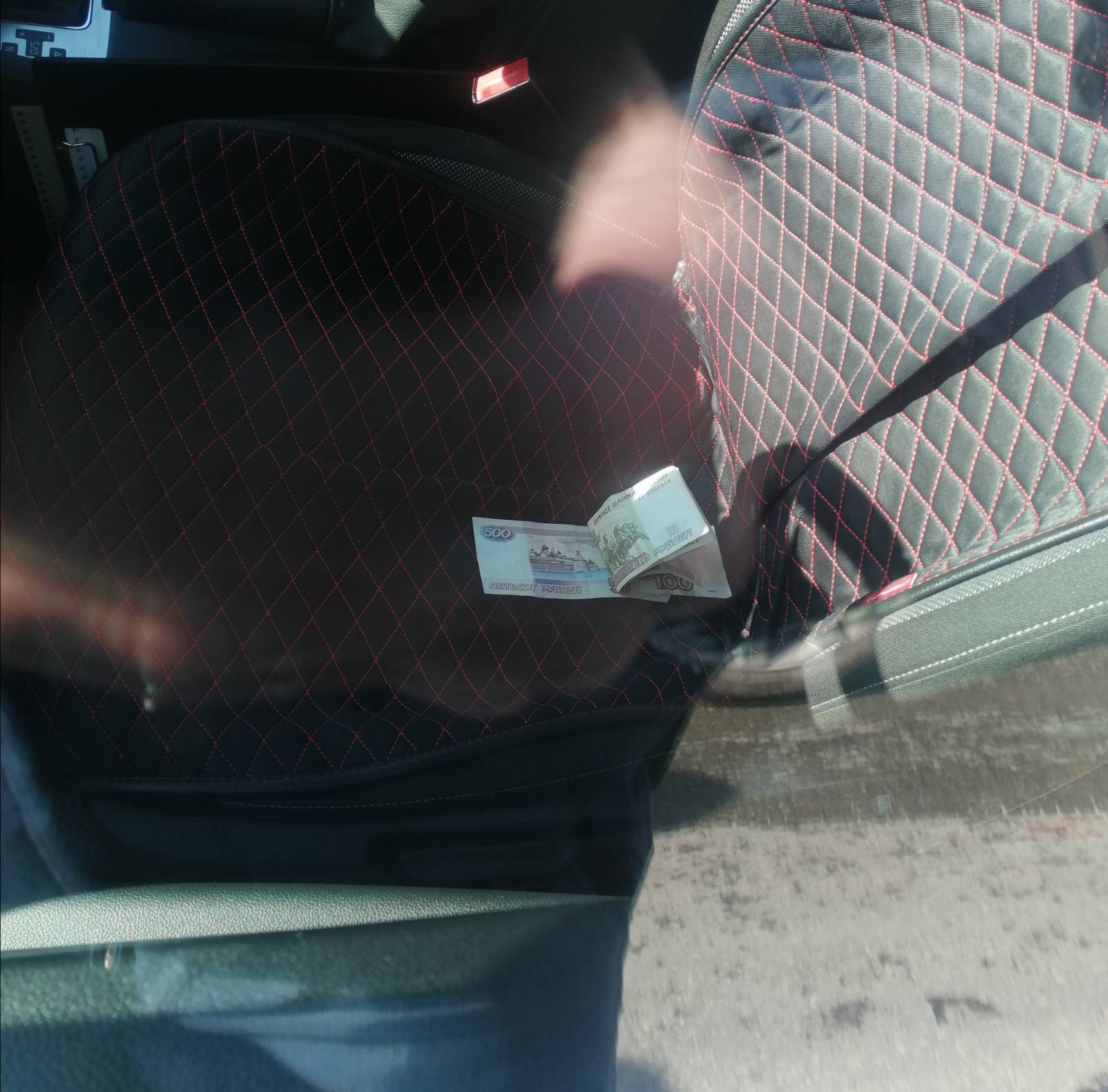 Водитель хотел решить вопрос о нарушении за тысячу рублей. Вот те самые деньги, которые он кинул в окно инспекторам 