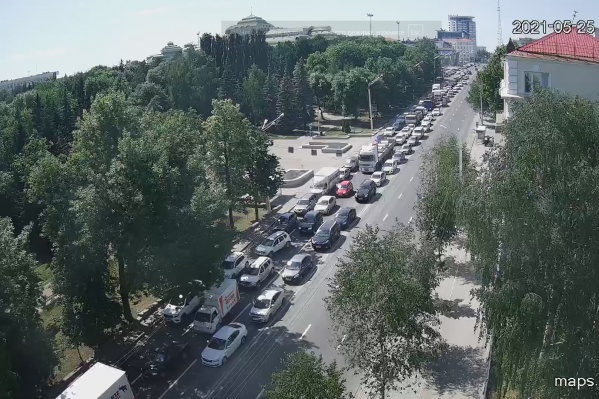 Пока власти закрывают движение, водители с пассажирами жалуются на пробки Пока власти закрывают движение, водители с пассажирами жалуются на пробки