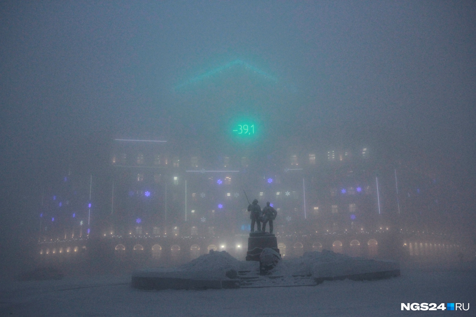 Памятник металлургам Норильска и здания на Гвардейской площади скрыты за густым туманом