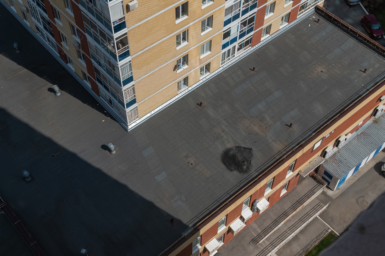 На крыше всё еще виден след от выброшенного матраса