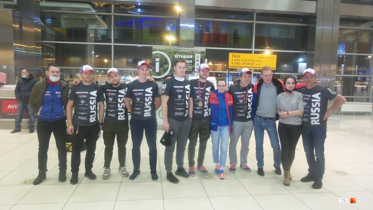 Больше 17 часов в пути: гонщик Сергей Карякин и его команда вернулись в Екатеринбург с «Дакара»