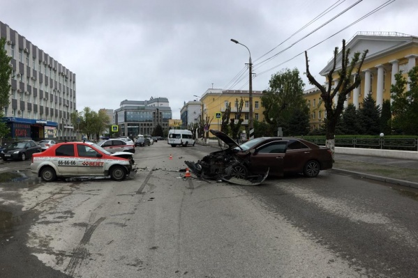Пьяный водитель иномарки столкнулся с такси в центре Волгограда Пьяный водитель иномарки столкнулся с такси в центре Волгограда