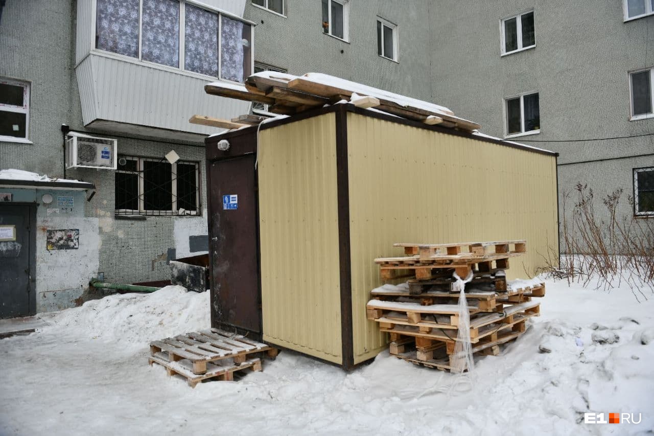 Для строителей у подъезда поставили специальный вагончик Для строителей у подъезда поставили специальный вагончик
