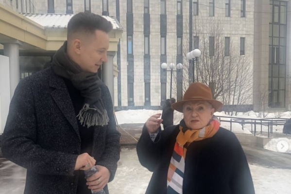 Тамара Лычкатая <a href="https://86.ru/text/criminal/2021/04/23/69881768/" target="_blank" class="io-leave-page _">известна</a> затянувшимся конфликтом с руководителем департамента культуры округа <nobr class="_">Артуром Латыповым</nobr>, которого в своем Instagram она то благодарит за постоянные проверки, то <a href="https://www.instagram.com/p/CNugkOwr-6S/" target="_blank" class="io-leave-page _">спрашивает</a>, зачем он вводит в заблуждение СМИ и общественность — вероятно, имея в виду сообщения о нарушениях закона в театре Тамара Лычкатая <a href="https://86.ru/text/criminal/2021/04/23/69881768/" target="_blank" class="io-leave-page _">известна</a> затянувшимся конфликтом с руководителем департамента культуры округа <nobr class="_">Артуром Латыповым</nobr>, которого в своем Instagram она то благодарит за постоянные проверки, то <a href="https://www.instagram.com/p/CNugkOwr-6S/" target="_blank" class="io-leave-page _">спрашивает</a>, зачем он вводит в заблуждение СМИ и общественность — вероятно, имея в виду сообщения о нарушениях закона в театре