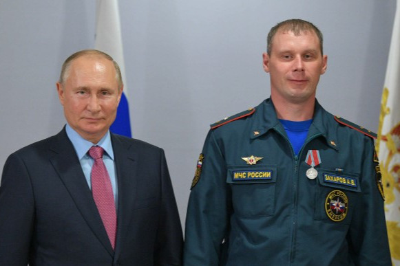 Александр Захаров получил медаль из рук Президента