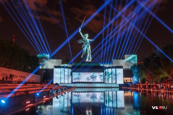 Кажется, Родина-мать ожила! Кажется, Родина-мать ожила!