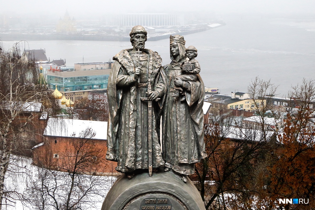 Памятник дмитрия. Памятник Дмитрию Донскому в Нижнем Новгороде. Памятник князю Дмитрию Донскому в Нижнем Новгороде. Нижегородский Кремль памятник Дмитрию Донскому.