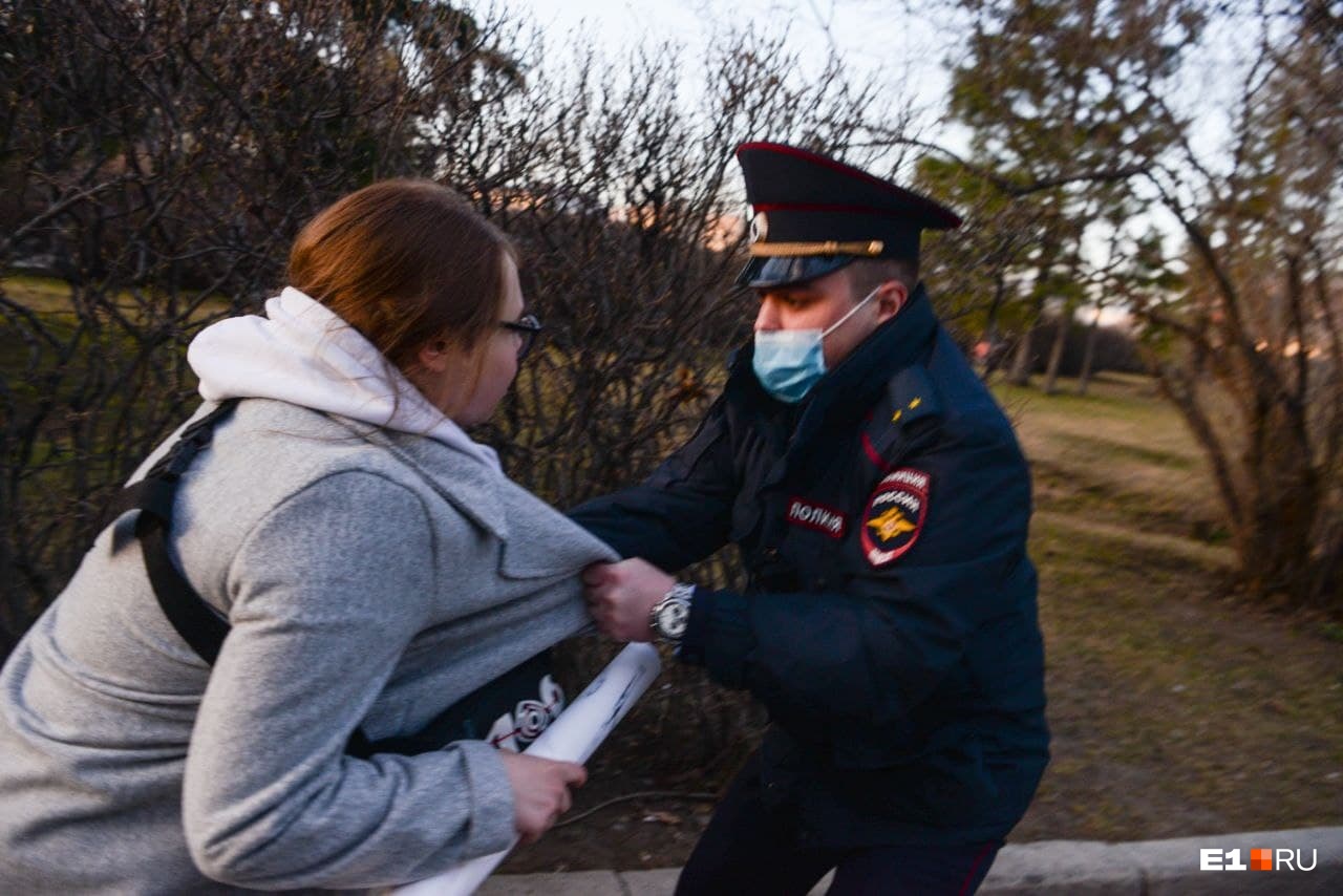 Хватают тех, кто с плакатами. На акции протеста в Екатеринбурге начались массовые задержания