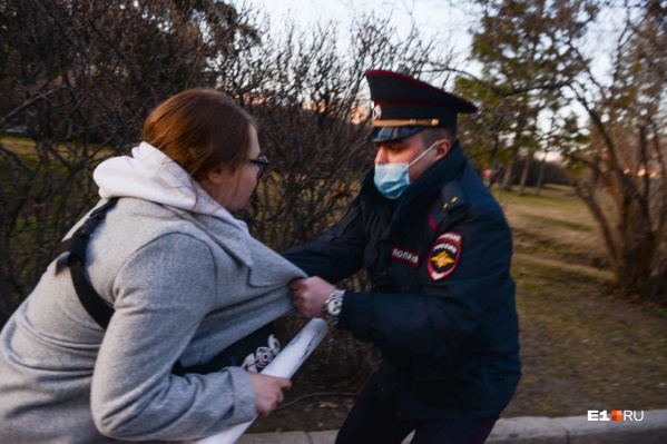 Задерживают и парней, и девушек Задерживают и парней, и девушек