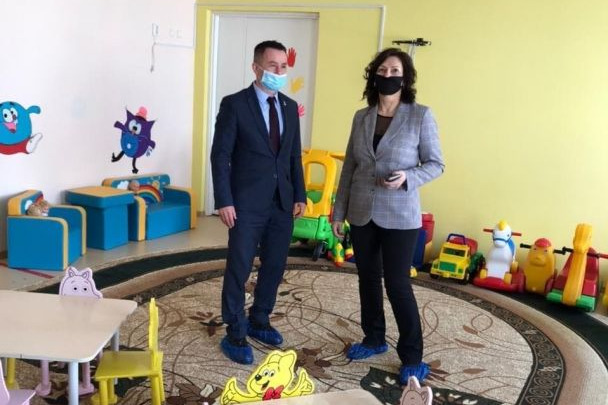 Власти Кузбасса осмотрели детский сад, где течет крыша. Его отремонтируют с наступлением тепла