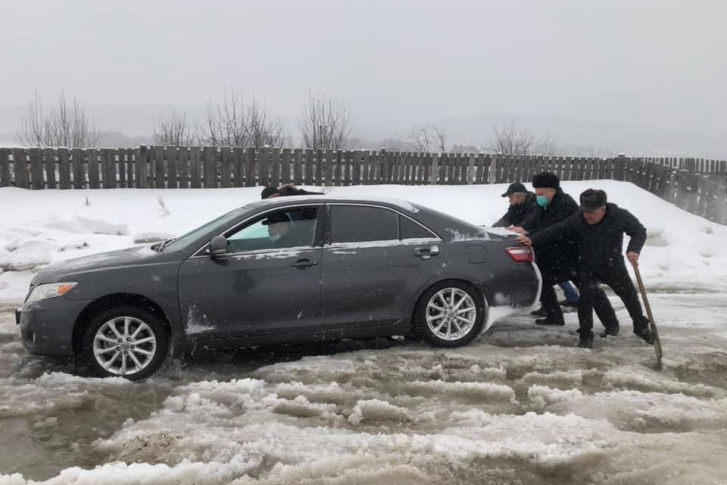 Машина застряла по пути из Зыково в Маганск