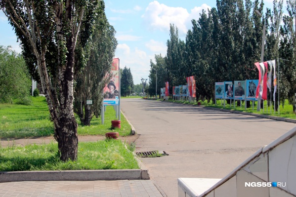 Кроме строительства в парке запрещено ловить птиц и вырубать деревья Кроме строительства в парке запрещено ловить птиц и вырубать деревья