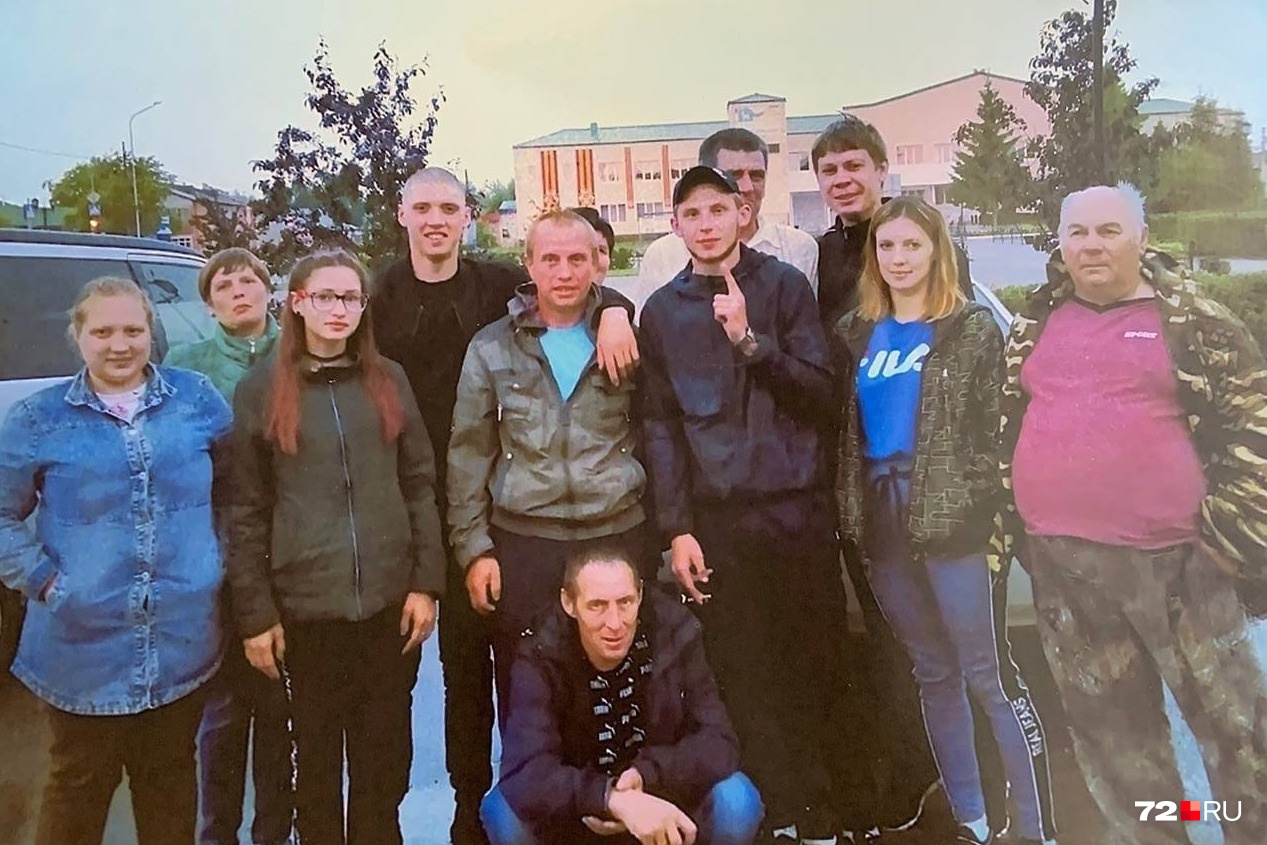 Такой компанией Женю провожали в армию Такой компанией Женю провожали в армию
