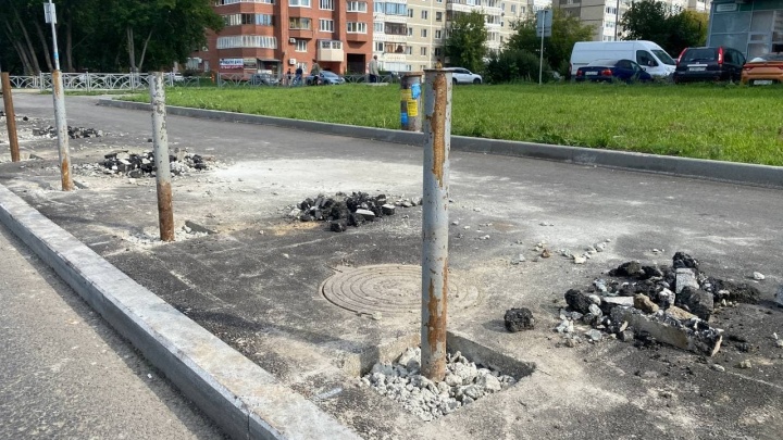 В Екатеринбурге начали убирать страшные серые заборы и ставить новые
