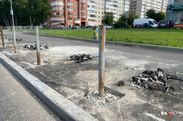 Заборы убирают в одних местах и ставят в других Заборы убирают в одних местах и ставят в других