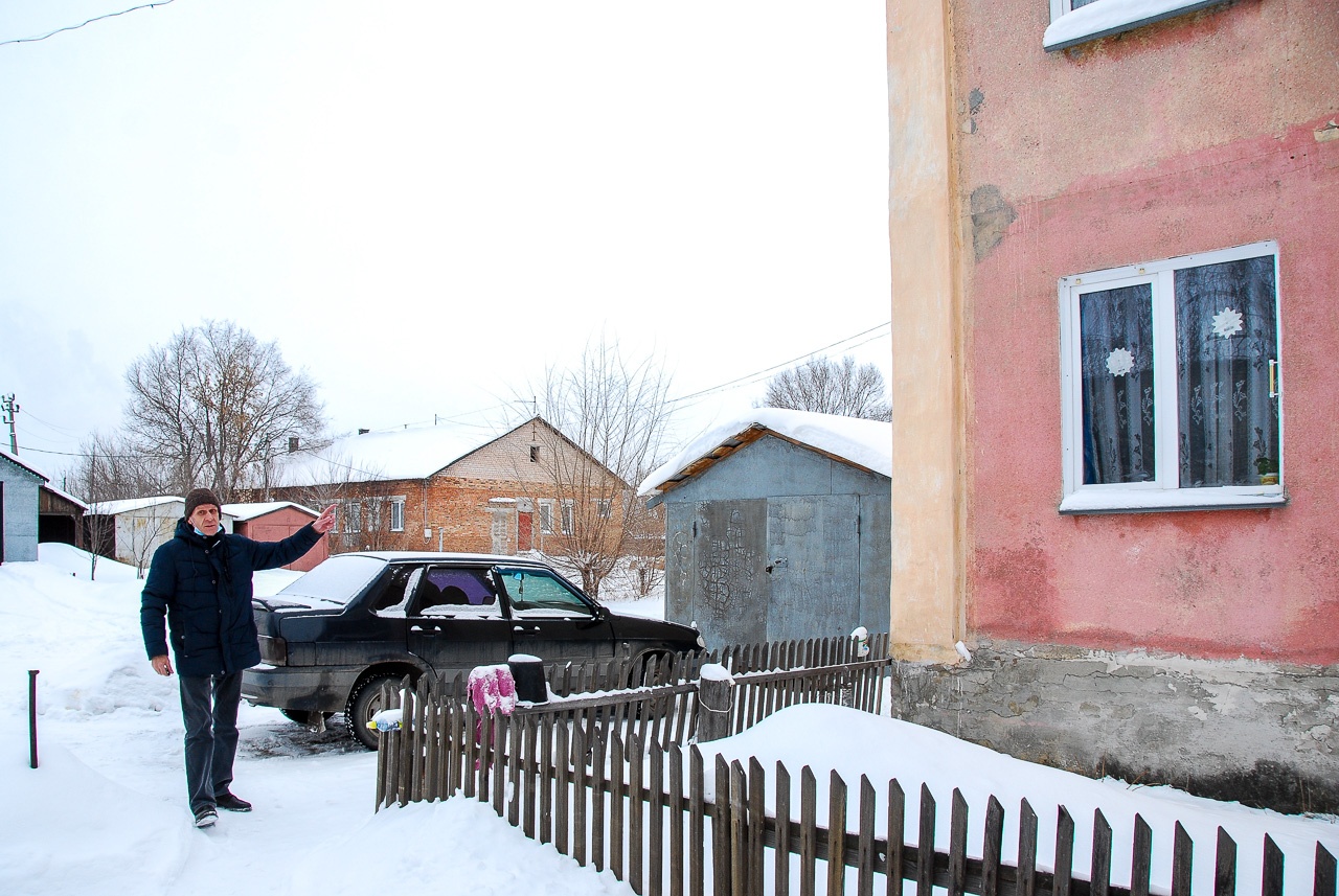 В обычной жизни Сергей — врач. Он показывает свой дом, стену которого утеплил, чтобы победить плесень В обычной жизни Сергей — врач. Он показывает свой дом, стену которого утеплил, чтобы победить плесень