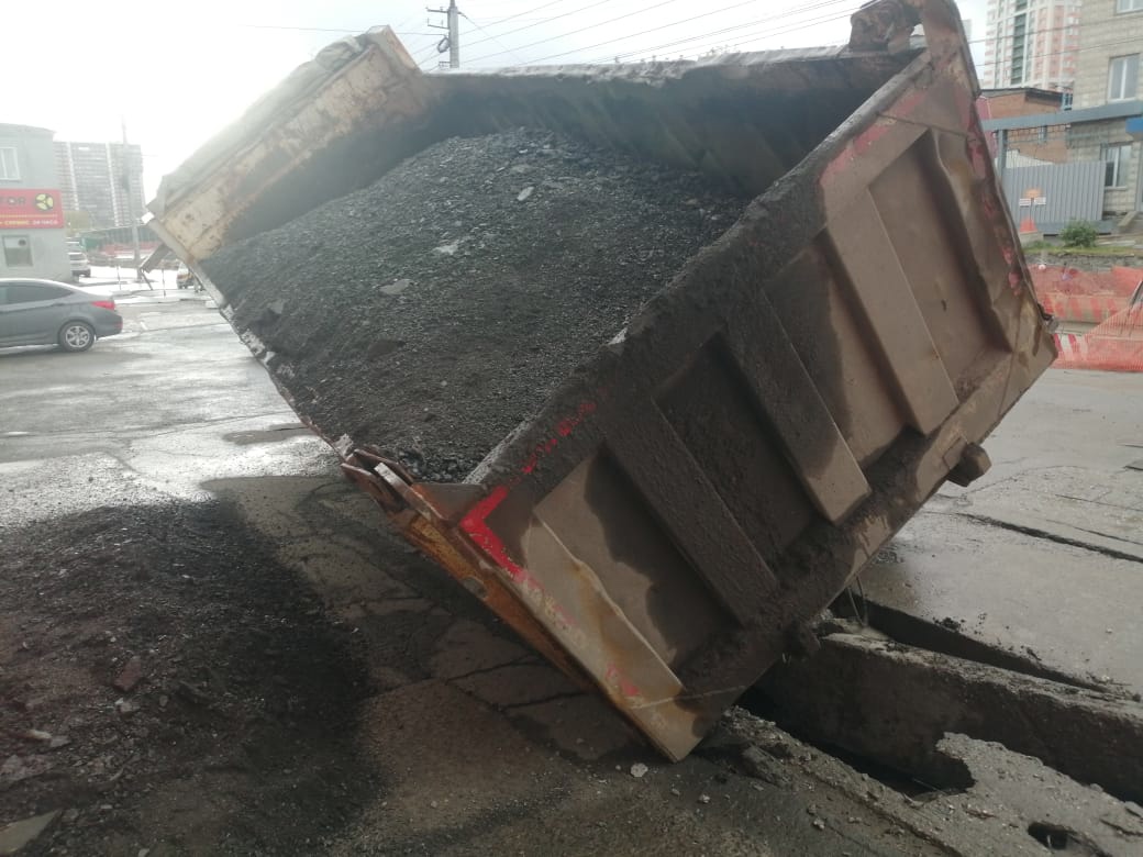 Самосвал с асфальтом застрял в провалившемся асфальте на улице Писарева в Новосибирске