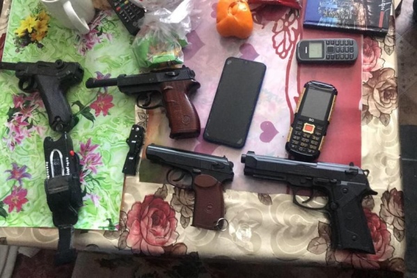 У обвиняемого нашли пневматические пистолеты и гранату. Сейчас устанавливается, боевая ли она У обвиняемого нашли пневматические пистолеты и гранату. Сейчас устанавливается, боевая ли она