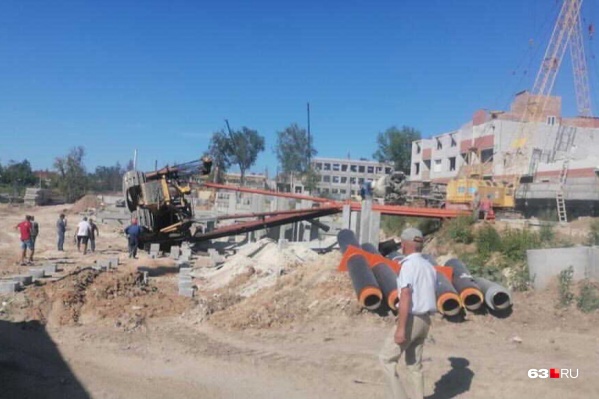 Многотонная машина завалилась на бок Многотонная машина завалилась на бок
