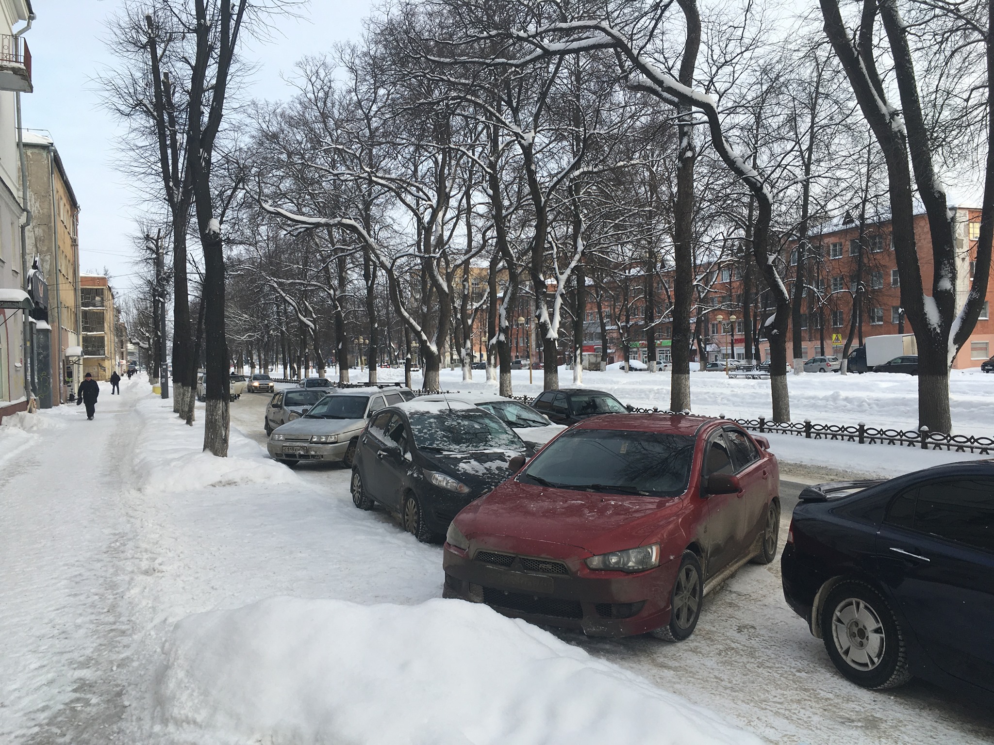 <nobr class="_">15 января</nobr> на проспекте Ленина сразу несколько водителей забыли о правилах параллельной парковки 
