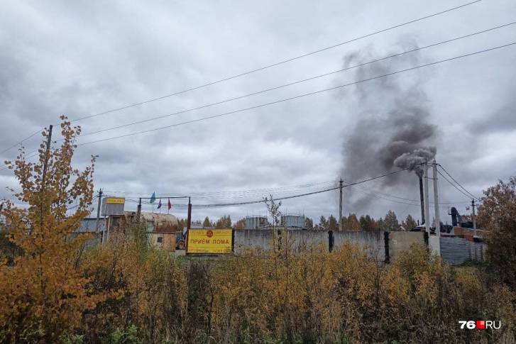 Клубы черного едкого дыма от завода ветер разносит по всей округе
