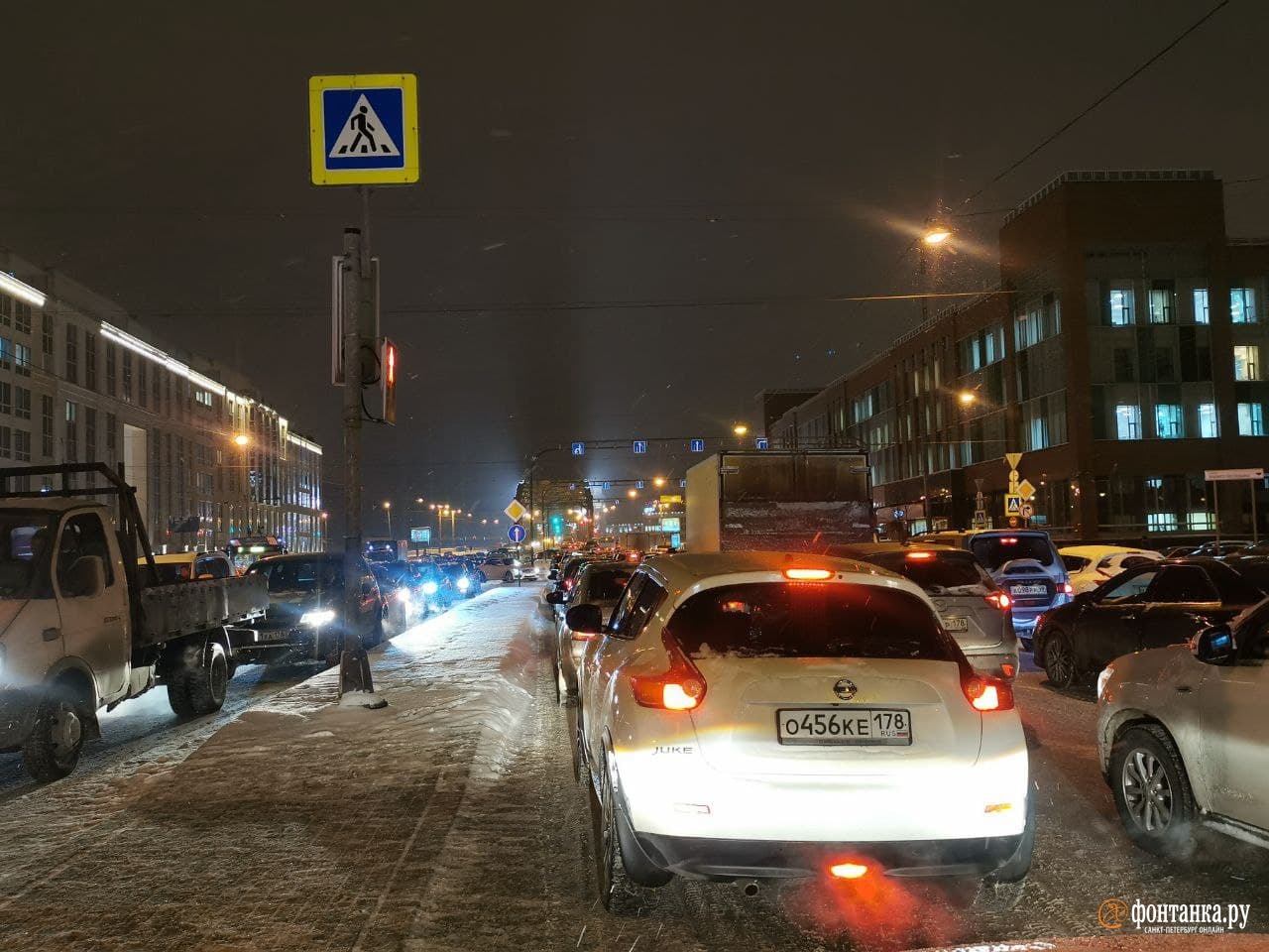 Десятки аварий и пробки в 8 баллов. Петербург отреагировал на снегопад коллапсом