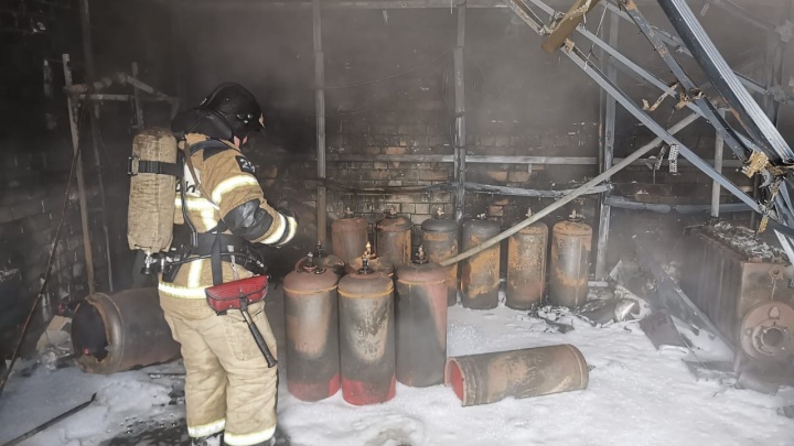 В Нижнем Новгороде горел склад с газовыми баллонами