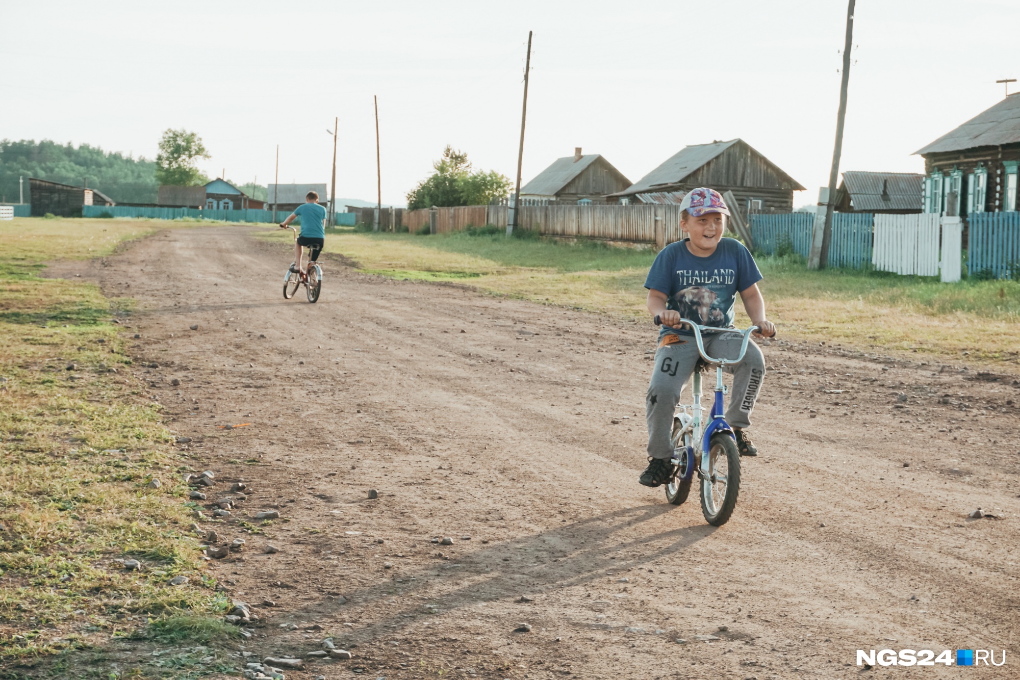 Детям в Укурике есть чем заняться, помимо езды на велосипедах: в центре деревни стоит большая детская площадка, недалеко пробегают несколько рек