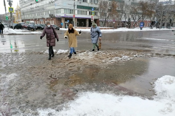 К обеду снег растаял и превратился в грязь и лужи, а к вечеру их должно затянуть морозом К обеду снег растаял и превратился в грязь и лужи, а к вечеру их должно затянуть морозом 