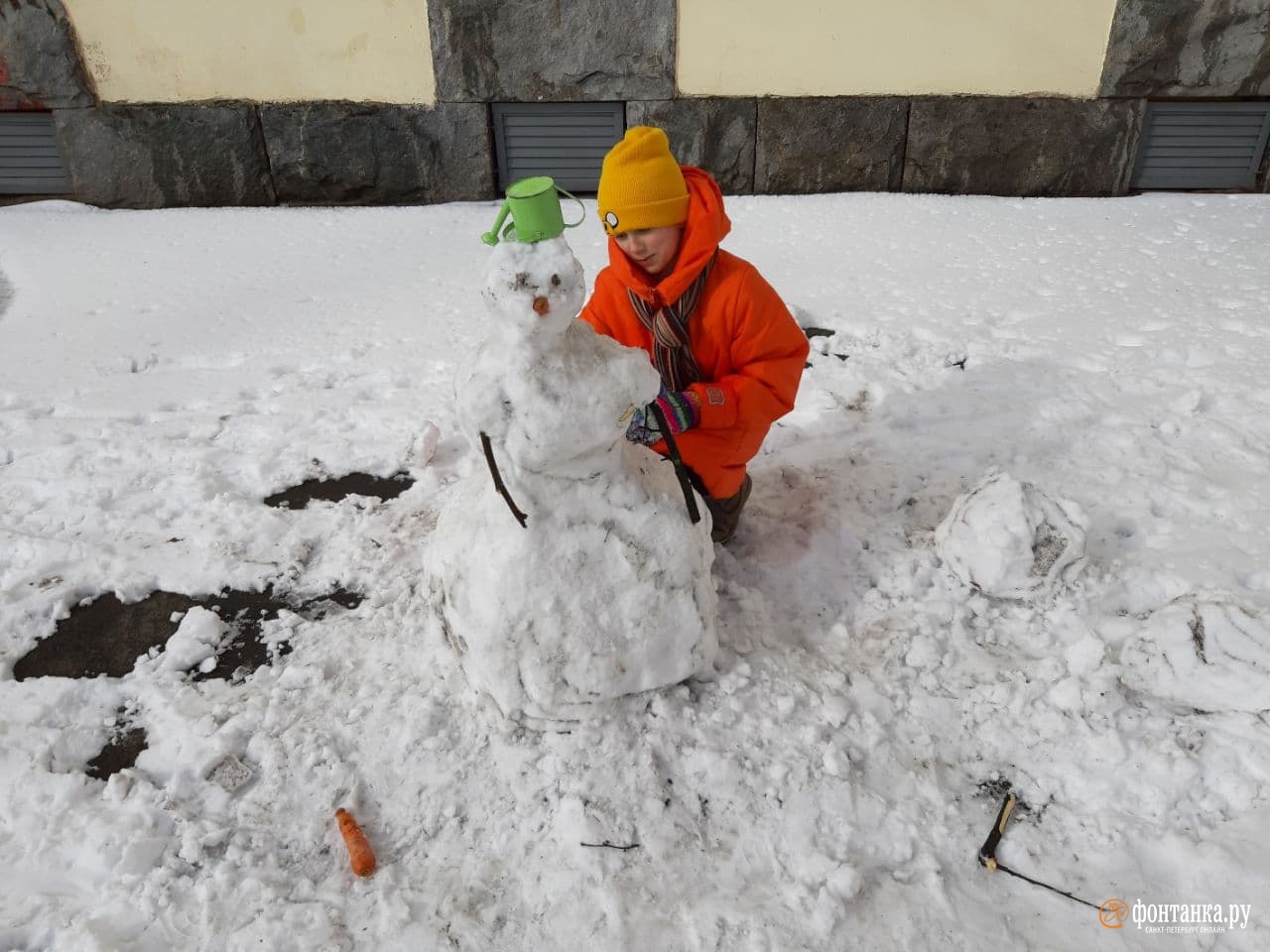не хватает снега. дворник убирает снег. демотиваторы про зиму. не хватает снега. не хватает снега.