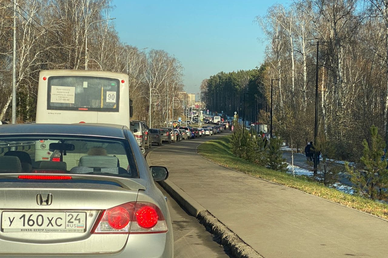 Красноярцы устроили пробку на Биатлонной, пытаясь попасть на новую канатную дорогу на Сопке