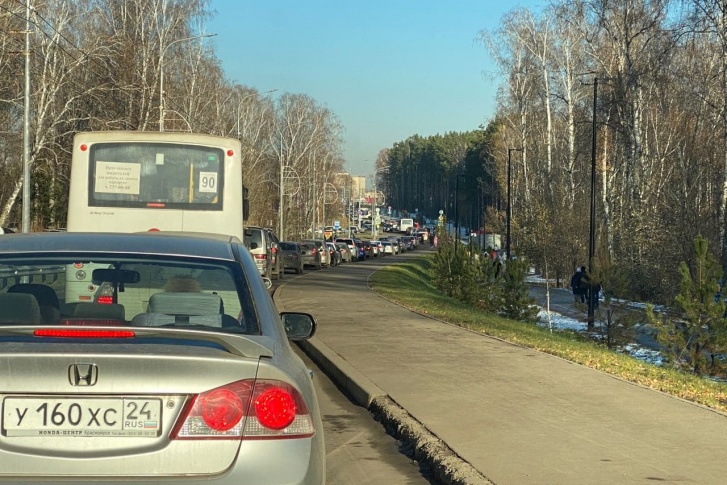 Это люди, которые возвращаются с канатки домой. А утром пробка стояла в противоположную сторону Это люди, которые возвращаются с канатки домой. А утром пробка стояла в противоположную сторону