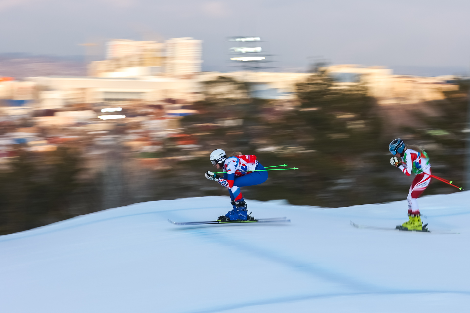 Спортсмены соревновались в скорости на снежных склонах