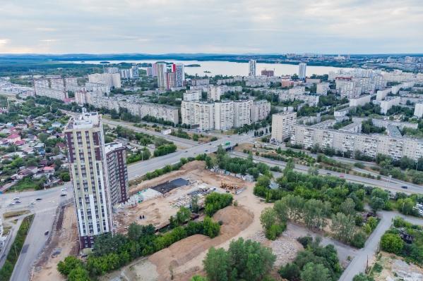 Дом находится в считаных минутах от Верх-Исетского пруда Дом находится в считаных минутах от Верх-Исетского пруда