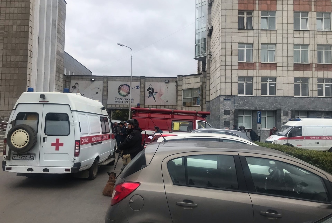 Из-за ЧП в университет съехались все спецслужбы Из-за ЧП в университет съехались все спецслужбы