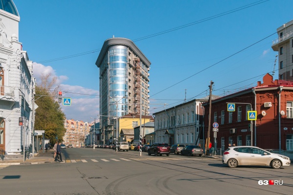 Типичный самарский пейзаж: высотка среди старых двухэтажек прошлого века Типичный самарский пейзаж: высотка среди старых двухэтажек прошлого века