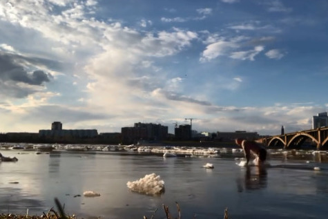 «Вода теплее»: красноярец снял свой заплыв среди льдин в Енисее