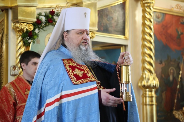 Благодатный огонь передали митрополиту Корнилию на Пасхальной великой вечерне Благодатный огонь передали митрополиту Корнилию на Пасхальной великой вечерне