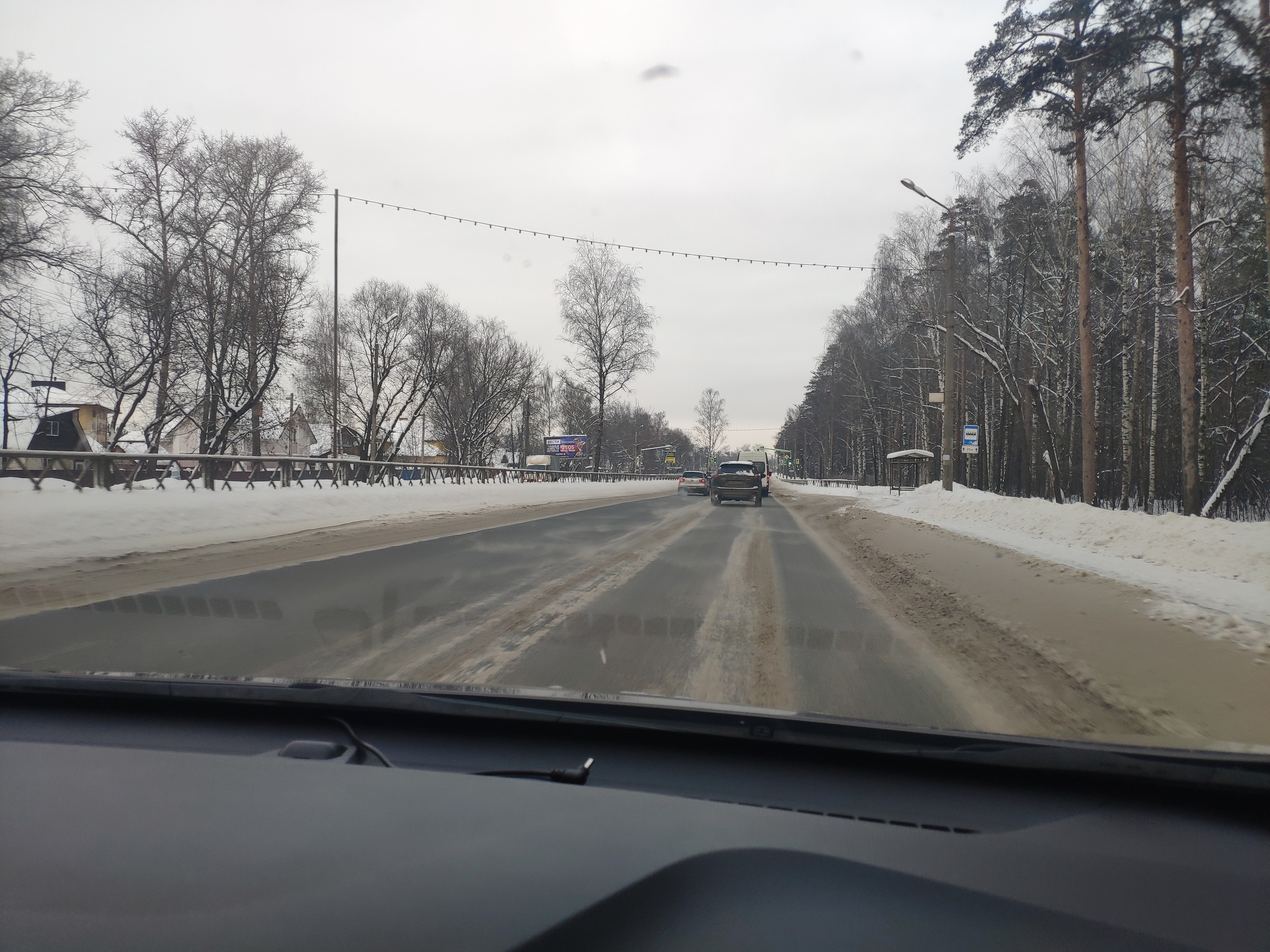 На проспекте Авиаторов по три полосы в каждую сторону, но сейчас осталось только по две На проспекте Авиаторов по три полосы в каждую сторону, но сейчас осталось только по две