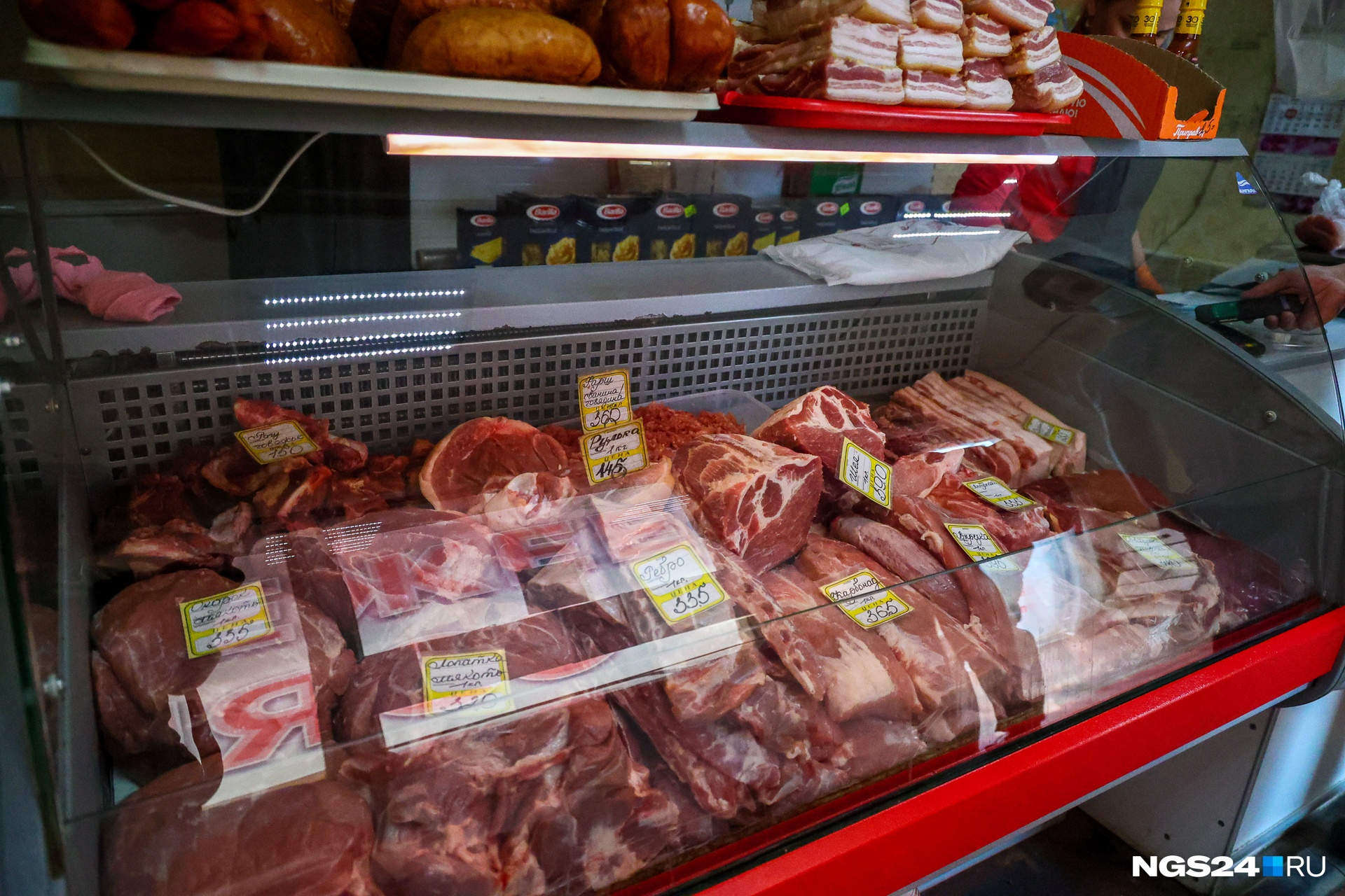 Свежее мясо на рынке «Енисейский привоз»