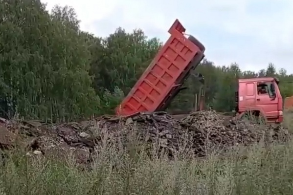 Гора срезанного асфальта появилась в «Парковом» Гора срезанного асфальта появилась в «Парковом»