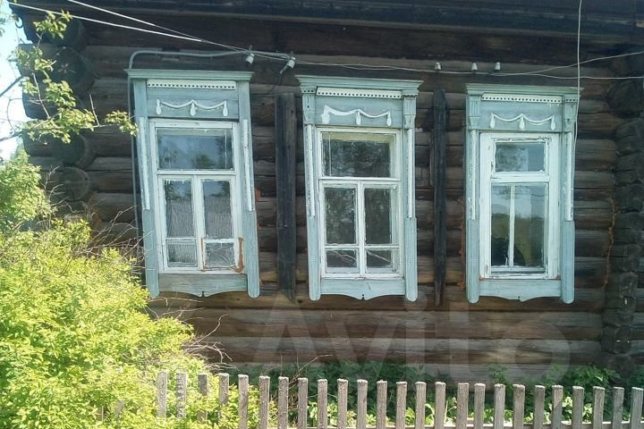 На окнах традиционные голубенькие наличники На окнах традиционные голубенькие наличники