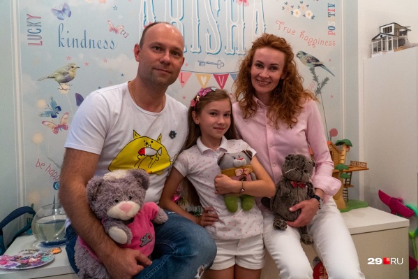 Бизнес-начинания школьников поддерживают родители. На фото — Арина с мамой и папой Бизнес-начинания школьников поддерживают родители. На фото — Арина с мамой и папой