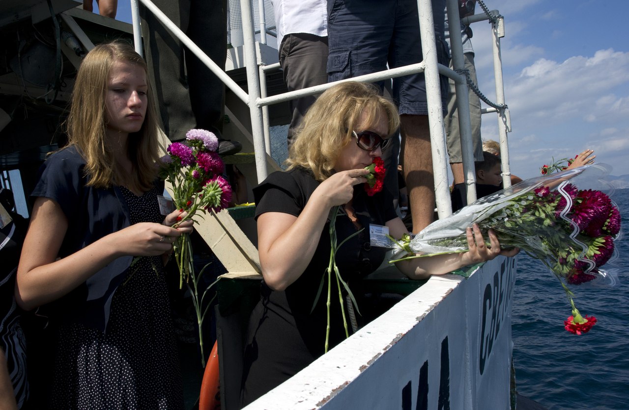 Родственники погибших из Украины на месте крушения в 2013 году; Последние годы акции памяти в городе проводят только власти Новороссийска