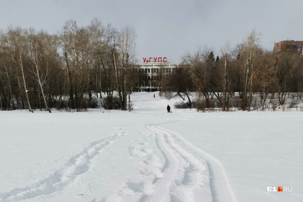 Парк УрГУПС — любимое место для прогулок жителей района Парк УрГУПС — любимое место для прогулок жителей района