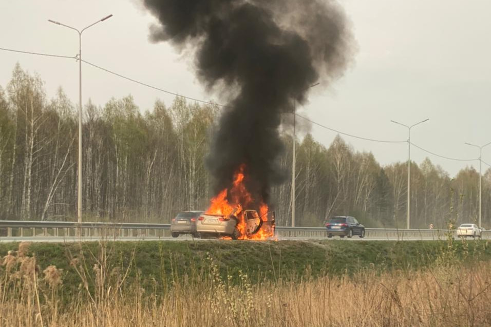Остановился на обочине: на выезде из Екатеринбурга сгорел Hyundai