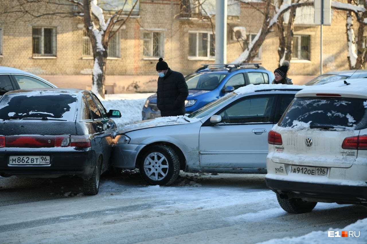 Очевидцы рассказывали, что легковушку просто выкинуло из колеи <br><br> Очевидцы рассказывали, что легковушку просто выкинуло из колеи <br><br>