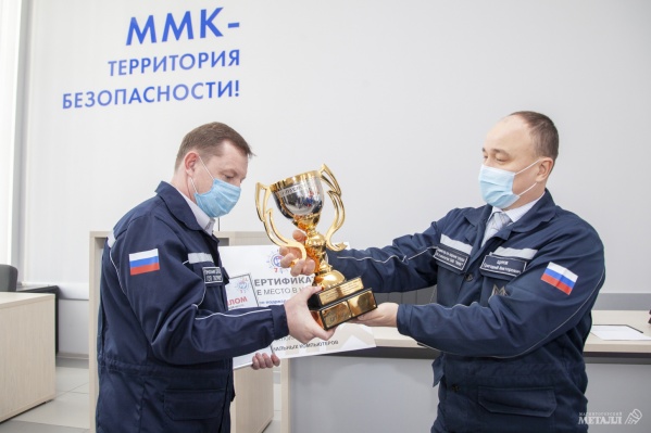 Кубок за первое место вручен начальнику цеха подготовки аглошихты Вячеславу Калинину Кубок за первое место вручен начальнику цеха подготовки аглошихты Вячеславу Калинину